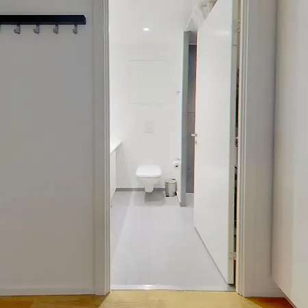 Apartment Modern 3-bed With Balcony