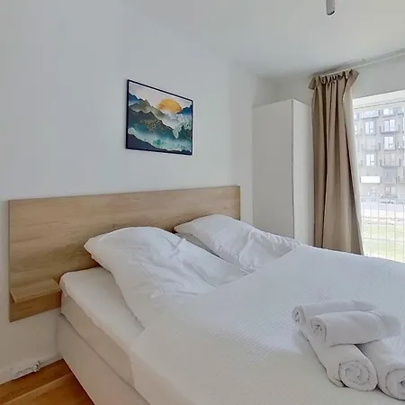 Апартаменты Modern 3-bed With Balcony *