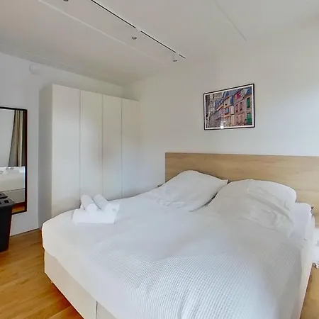 Апартаменты Modern 3-bed With Balcony